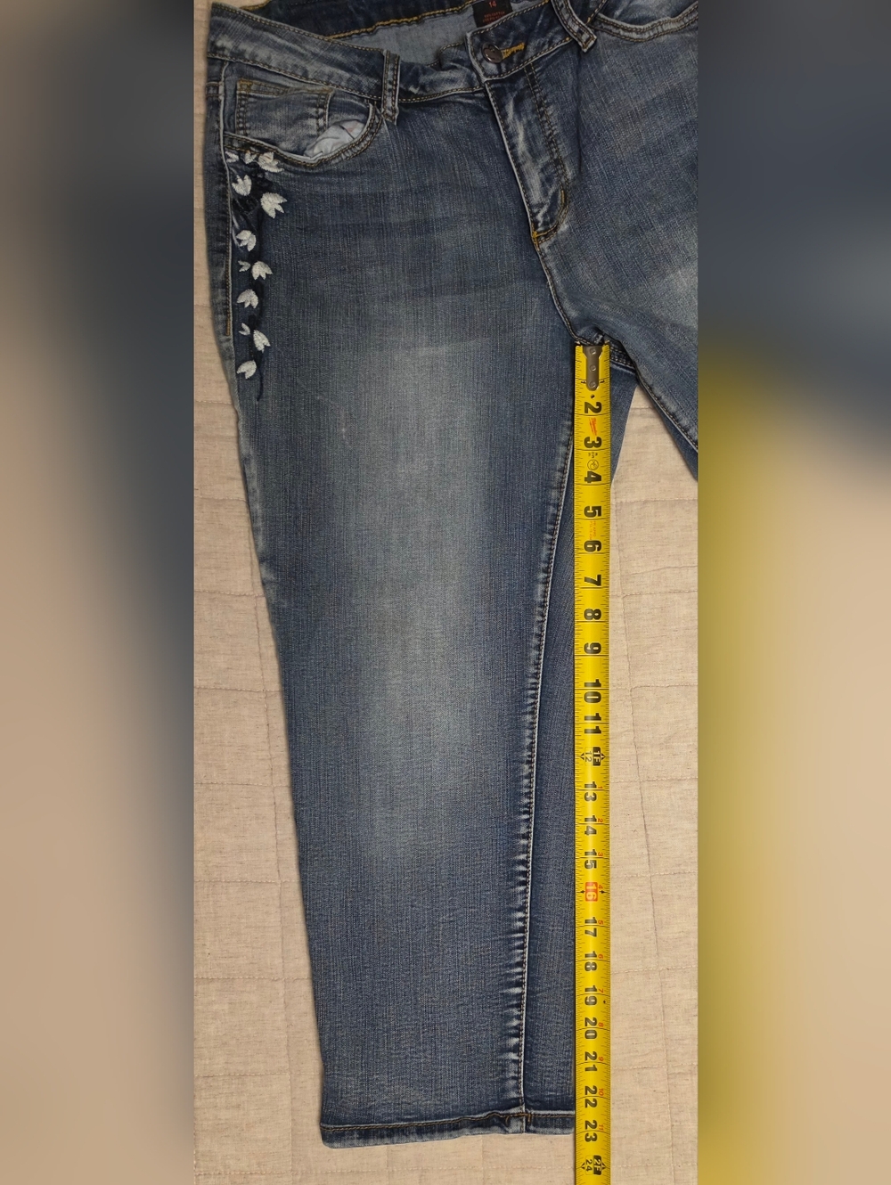 Earl Jeans Cropped Jeans with White Floral Embroidery Size 14 - Picture 7 of 8
